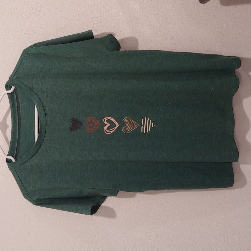 Green Hearts T Shirt Size XL, no brand on it
